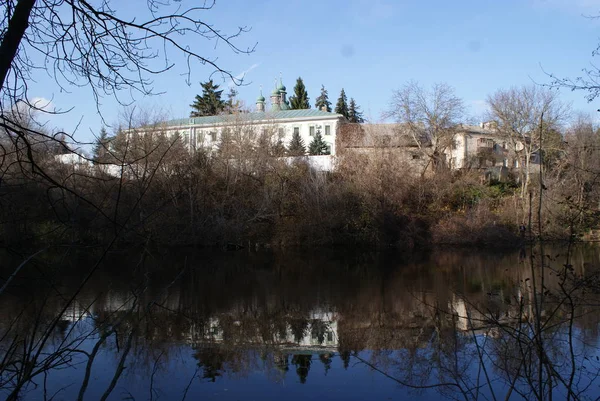 修道院在森林在湖之上 — 图库照片