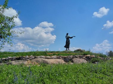 Ukrayna, Boguslav - 3 Temmuz 2016. Marusa Boguslavka, Ukraynalı folklor, Kahraman Anıtı 1981 yılında kayalık Ross Nehri kıyısında kurulmuştur