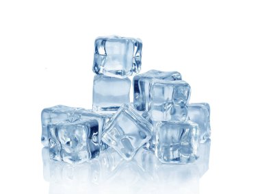 Beyaz arkaplanda izole buz küpleri