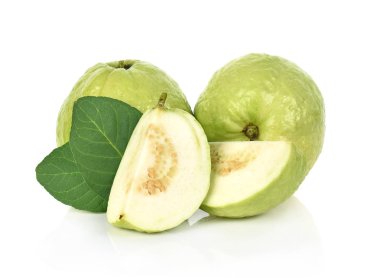 beyaz arkaplanda izole edilmiş taze guava meyvesi