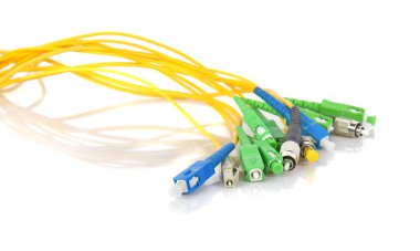  Fiber Optik beyaz arka plan üzerinde izole konektörler