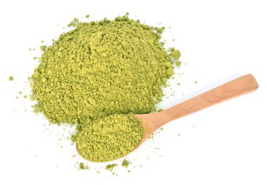 Beyaz arka plan üzerinde izole çay tozu