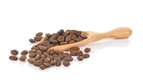 Kávová Zrna Dřevěnou Lžící Bílém Pozadí — Stock fotografie