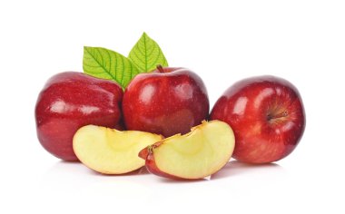 Beyaz arkaplanda elmalar