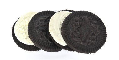 Beyaz arka plan üzerinde krem kurabiye