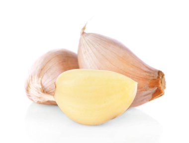  Beyaz arkaplanda sarımsak karanfilleri