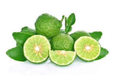 Beyaz arka plan üzerinde izole bergamot meyve.