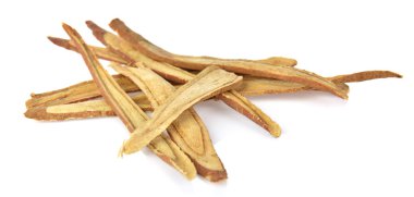 Beyaz arkaplandaki meyan köklerini kes