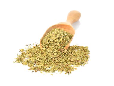 Kurumuş kekik yaprakları beyaz arkaplanda izole edilmiş.