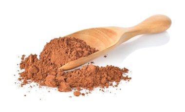 Beyaz zemin üzerine tahta kaşık kakao powderl