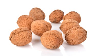 beyaz arkaplanda izole edilmiş ceviz