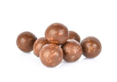 Beyaz arka planda Macadamia fındıkları