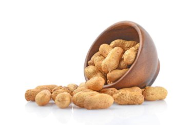 Fıstık ahşap bardak beyaz arka plan üzerinde izole.