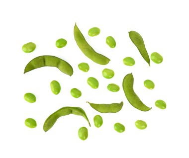 beyaz zemin üzerine yeşil soya fasulyesi. Üstten görünüm.