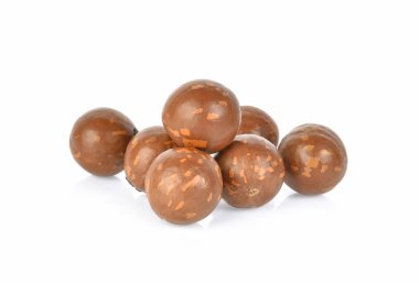 Beyaz arka planda Macadamia fındıkları