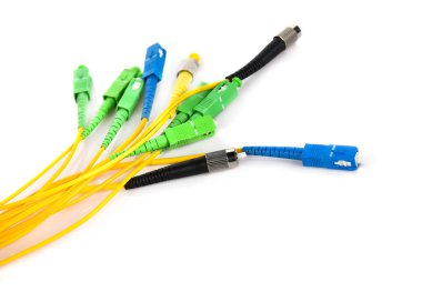 Fiber Optik beyaz arka plan üzerinde izole konektörler
