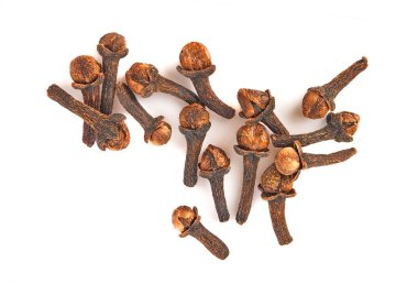 beyaz arkaplanda kuru karanfiller
