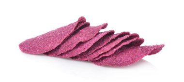 Beyaz arka planda izole edilmiş tatlı patates cipsi