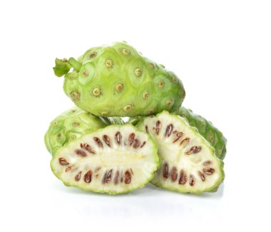 Büyük Morinda beyaz arka planda izole