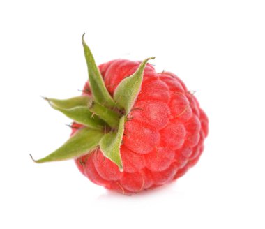 Beyaz arkaplanda yalıtılmış ahududu