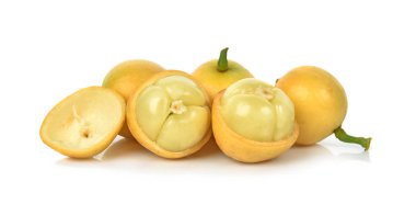 Beyaz arka plan üzerinde izole Birmanya üzüm, tropikal meyve