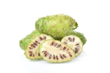 Büyük Morinda beyaz arka planda izole