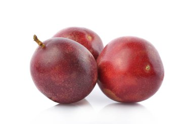 Tutku meyvesi beyaz arkaplanda izole