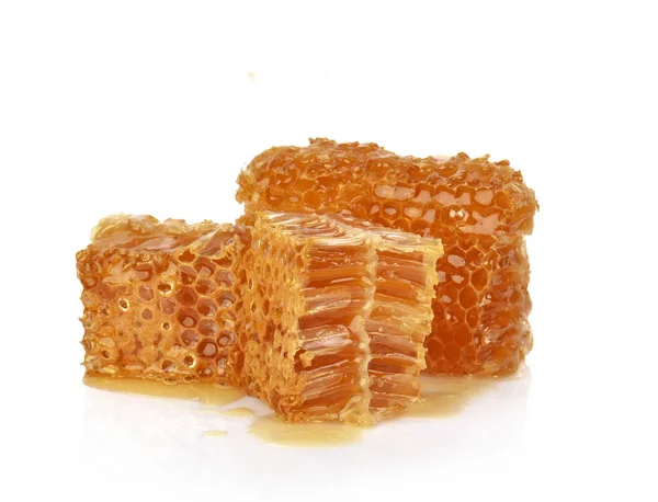 Amarelo favo de mel fatia closeup isolado no fundo branco — Fotografia de Stock