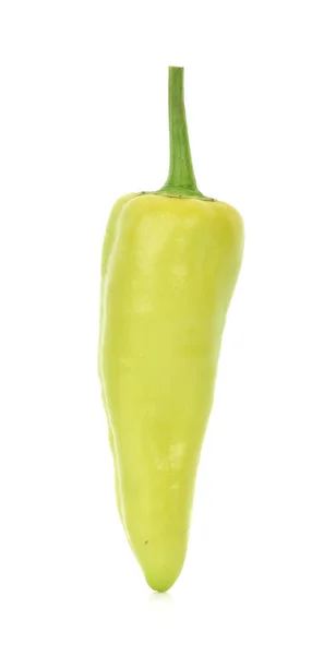 Pimenta quente verde isolada no fundo branco . — Fotografia de Stock