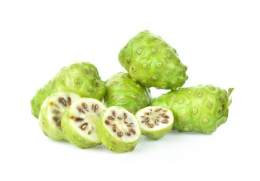 Büyük Morinda beyaz arka planda izole