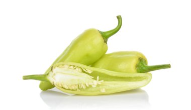 Beyaz arka plan üzerinde izole yeşil sıcak biber biber.