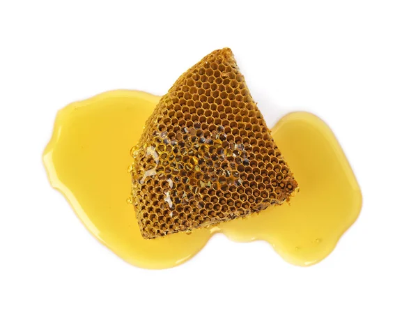 Amarelo favo de mel fatia closeup isolado no fundo branco — Fotografia de Stock