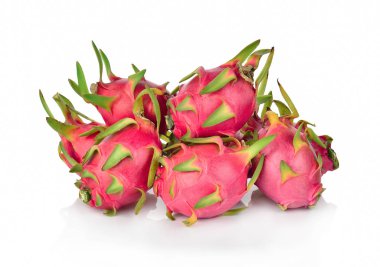 Beyaz arka planda ejderha meyveleri izole