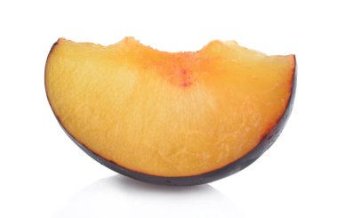 Beyaz backgroud izole bir dilim erik