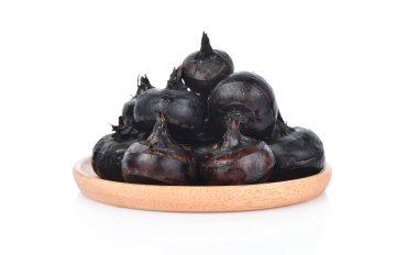 Beyaz arkaplanda izole edilmiş ahşap kabın içindeki su cevizi