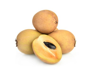 Beyaz arkaplanda izole edilmiş Sapodilla meyvesi.