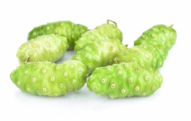 Büyük Morinda ya da değil beyaz arka planda izole