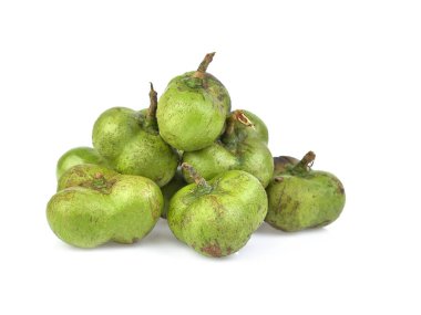 Beyaz zemin üzerinde yeşil çay tohumları izole