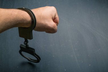 adam el koyu arka plan üzerinde kelepçeli
