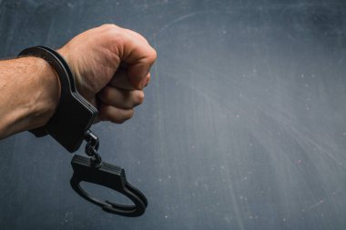 adam el koyu arka plan üzerinde kelepçeli