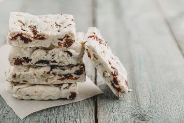 Ahşap arka plan üzerinde sabit Nuga parçalar halinde kesilmiş