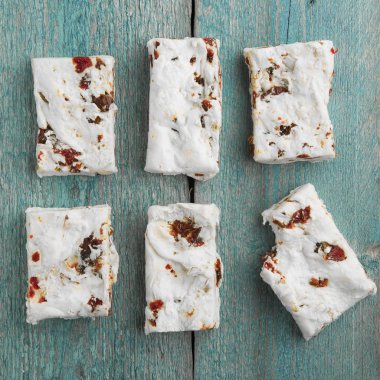 Wodden arka plan üzerinde beyaz Nuga Turron altı adet görünümü top