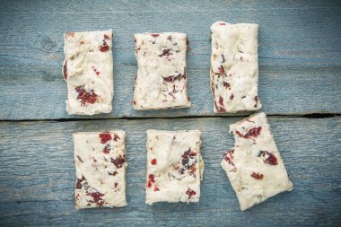 Wodden arka plan üzerinde beyaz Nuga Turron altı adet görünümü top