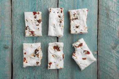 Wodden arka plan üzerinde beyaz Nuga Turron altı adet görünümü top