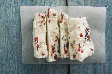 Nuga ahşap arka plan üzerinde beyaz, adet üstten görünüm kesmek