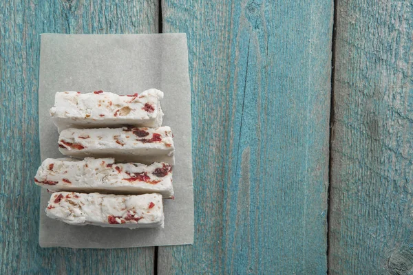 Nuga ahşap arka plan üzerinde beyaz, adet üstten görünüm kesmek