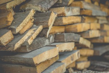 Desen ve dokuları yığılmış ahşap plakalar ve günlükleri