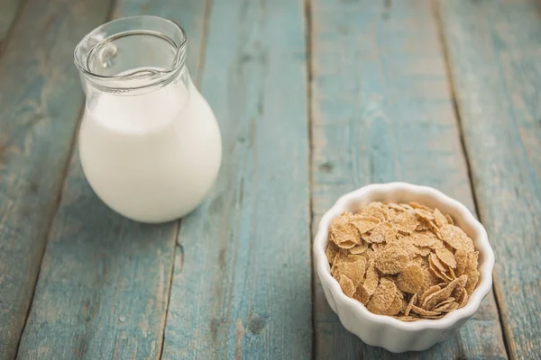 Cornflake Obiloviny Bílé Míse Džbán Mléka Modré Staré Dřevěné Pozadí — Stock fotografie