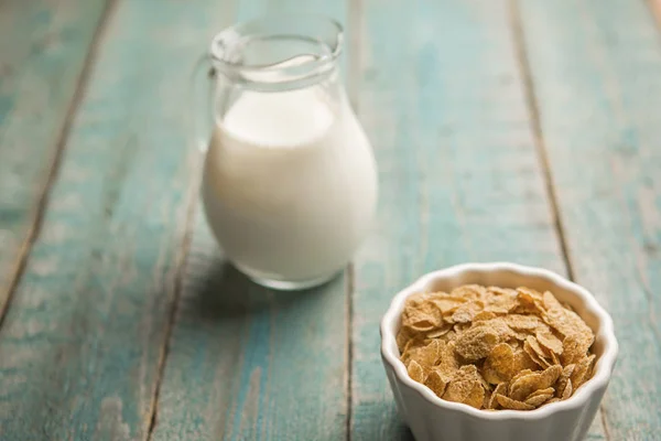 Cornflake Obiloviny Bílé Míse Džbán Mléka Modré Staré Dřevěné Pozadí — Stock fotografie