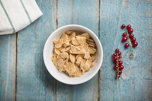 Organic Corn Oat Cereal Barley Flakes Blue Porcelain Bowl Red — Stock Photo, Image